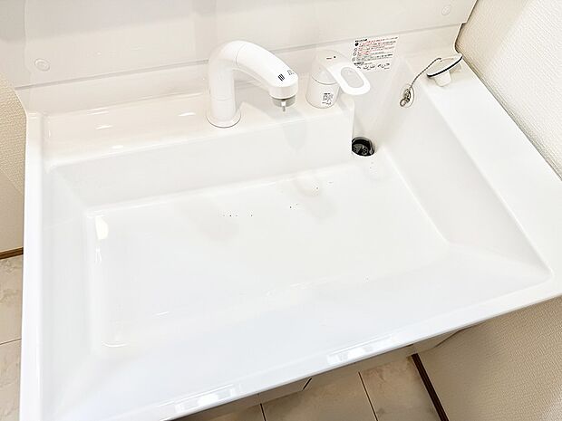 【ハンドシャワー付洗面台】■細かい部分まで洗いやすく便利なハンドシャワー付き