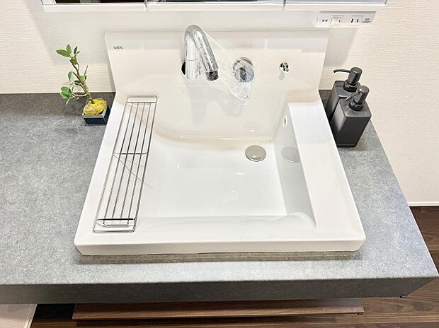 【ハンドシャワー付洗面台】■細かい部分まで洗いやすく便利なハンドシャワー付き