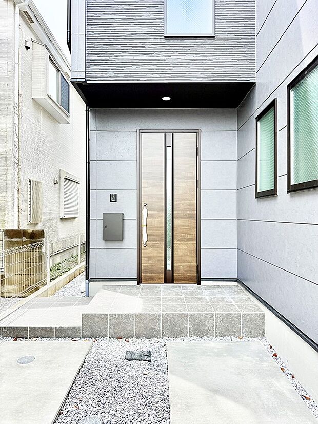 【玄関】1号棟 ■ 心地よい暮らしへとつながる、温かい玄関