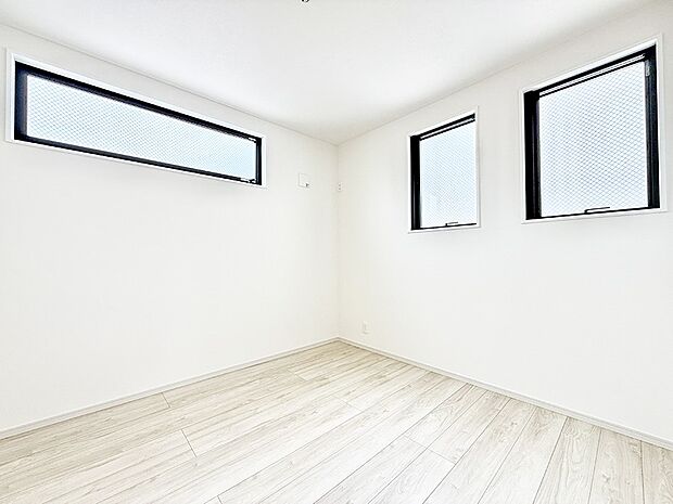 【リビング以外の居室】1号棟 ■落ち着いた色合いのお部屋で穏やかな時間を楽しめます