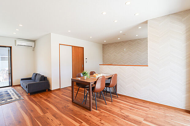 【ドリームタウンシリーズ施工例】
家族揃ってリビングで過ごすお休みの日が、楽しみになる場所となることでしょう。