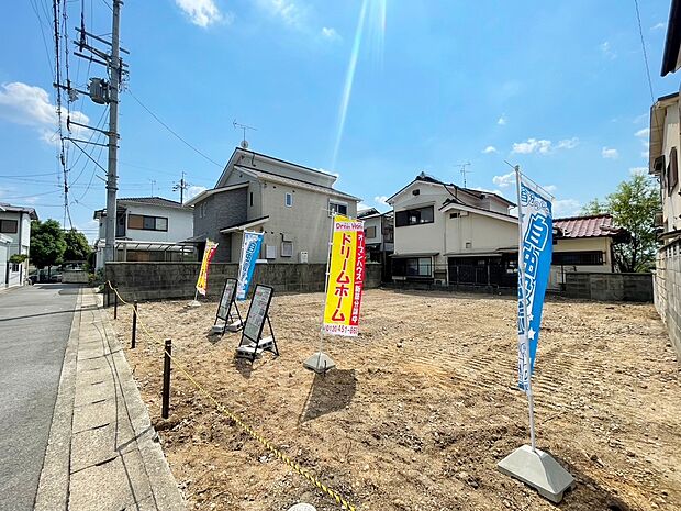 現地前道写真
間口6.36ｍ！開放感や風の通りもよくなり、日当たりも確保できます！ドッシリと構えた雰囲気の存在感ある外観にすることができます！