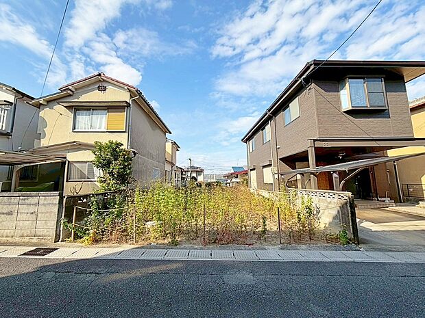 【現状更地です！お家探しは現地見学から！】
土地広々31坪！間口もゆとりがあり、駐車2台並列可能です！
裏側に高低差があるので見晴らし・通風良好♪
（写真撮影R7.12）