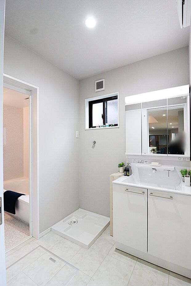 【洗面【ドリームタウンシリーズ施工例】】ミラーキャビネットで来客時にも安心の収納力です♪