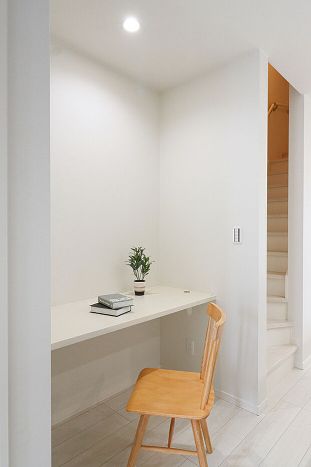 【カウンター【ドリームタウンシリーズ施工例】】デスクワークや作業台スペースなど使い方はたくさん！