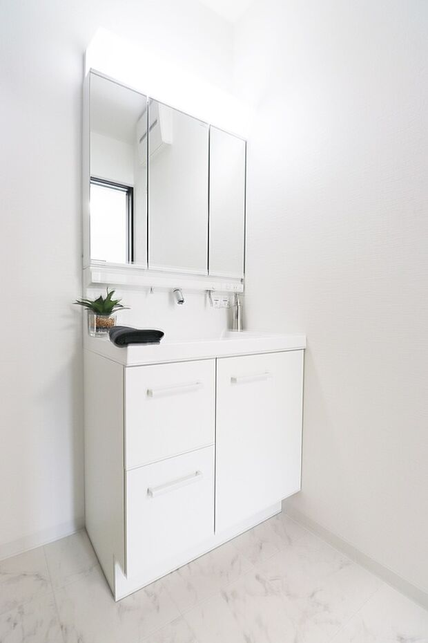 【【洗面化粧台】】■ミラーキャビネットになっており、メイク用品や洗顔小物をスッキリ収納できます！来客時にも安心の収納力です。