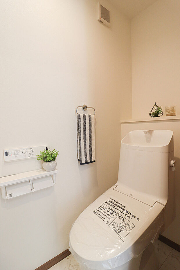 【高機能トイレ】節水型でエコなトイレには、今では当たり前のウォシュレット付き。便座を温める機能もついていて、居心地良くてトイレから出られなくなるかも！