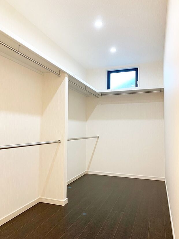 【ウォークインクローゼット【ドリームタウンシリーズ施工例】】お洋服を大切にされる方に大変喜ばれる、憧れのウォークインクローゼット。
お洋服以外にも掃除機やスーツケースなどを一箇所に集約できるのは魅力ですね！
扉が一箇所ですので、お部屋の見た目にもスッキリ！