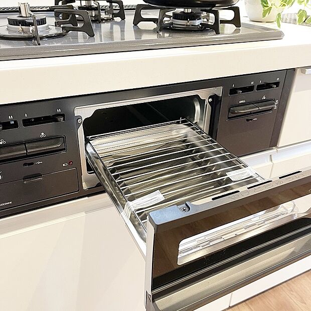 【【グリル】】■フライパンで焼くことの多い肉料理を代わりにグリルを使えば、油をひく必要もなく、余分な脂も落として焼けるため、フライパンを使った時よりも多く油脂分をカットできます!