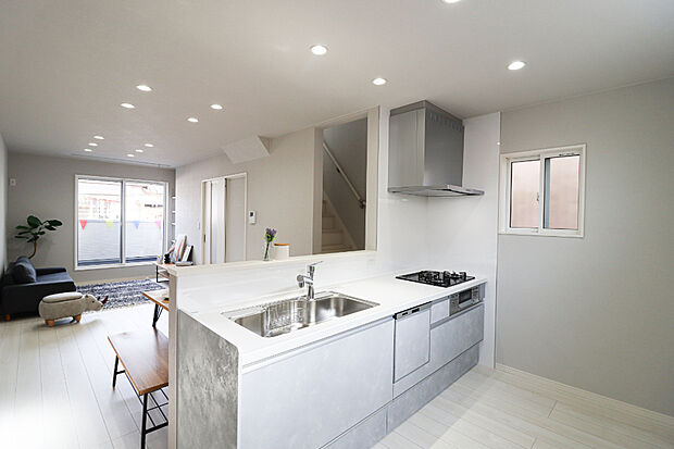 【キッチン【ドリームタウンシリーズ施工例】】収納力アリ!食洗器付きのシステムキッチンです!3つ口コンロ&グリルもついているので、汁物、焼き物など同時に作業できて家事がはかどりますね!ママも大助かり!