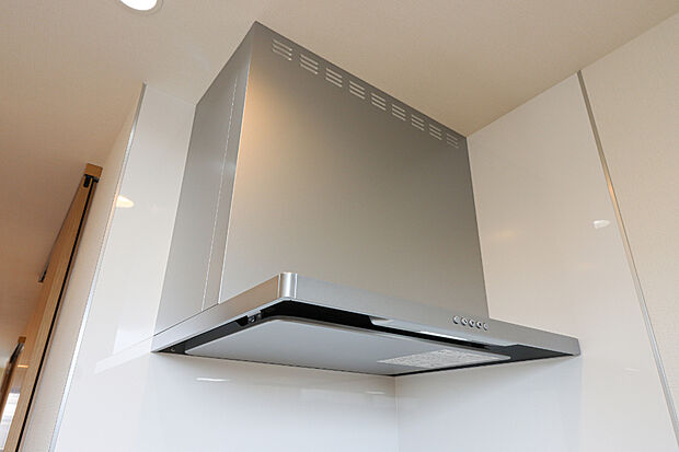 【レンジフード】■コンロ上方がフードに覆われることで、調理の煙や臭い、油分を効率よく吸い込むことができます。