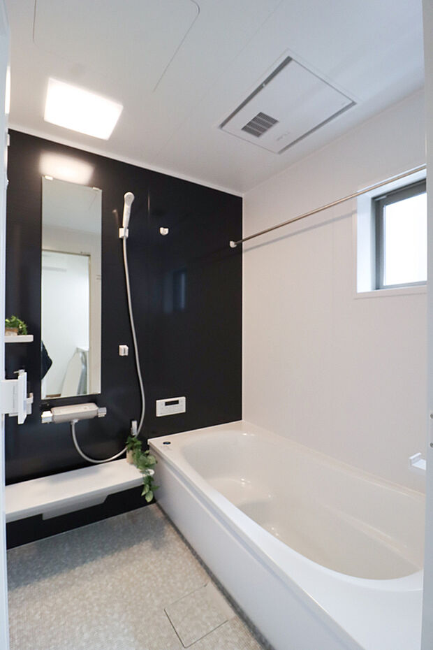 【浴室（施工例）】浴室暖房機付なので雨の日も洗濯物ができます！浴室のカラーもお選び頂けます♪