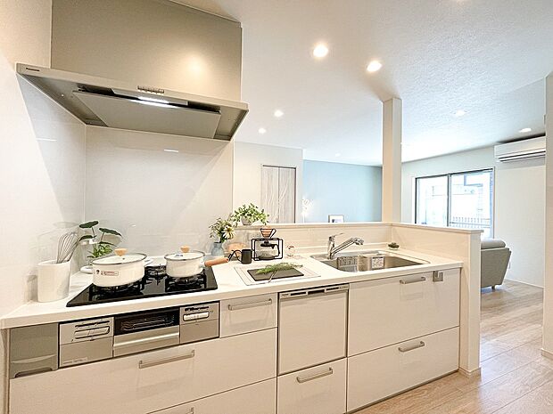 【【ドリームタウンシリーズ施工例:キッチン】】収納力アリ!食洗器付きのシステムキッチンです!3つ口コンロ&グリルもついているので、汁物、焼き物など同時に作業できて家事がはかどりますね!ママも大助かり!