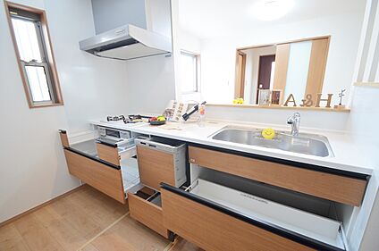 【ドリームタウン共通仕様施工例：キッチン収納】