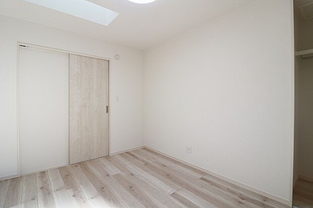 【洋室】トップライトから自然光が差し込み明るいお部屋に♪室内（2025年10月）撮影