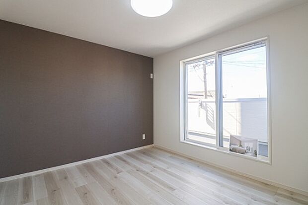 【【Low-E複層ガラス】】室内の快適な温度を保ちやすく、冷暖房効率の向上や結露の抑制にもつながります。
