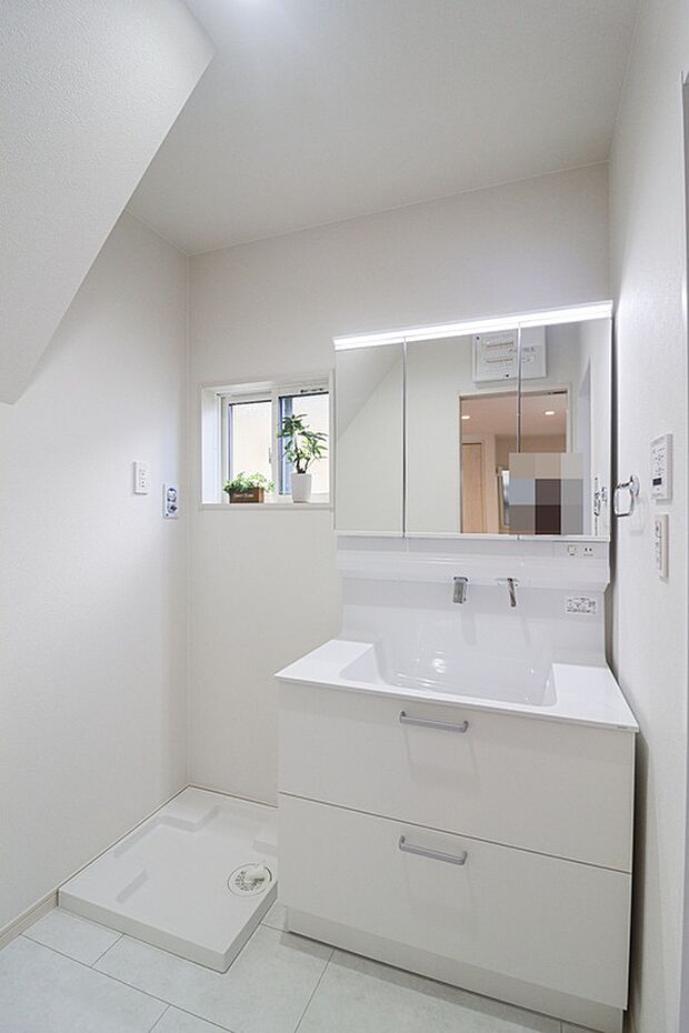 【 【洗面化粧台】】■ミラーキャビネットになっており、メイク用品や洗顔小物をスッキリ収納できます！来客時にも安心の収納力です。