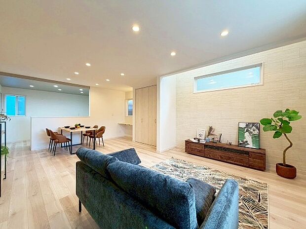 【リビング】広くゆったりと家族揃って寛げるLDK。毎日の始まりと終わりをここで迎える大切な空間はいつでも心地良い空気感♪室内(2025年10月)撮影