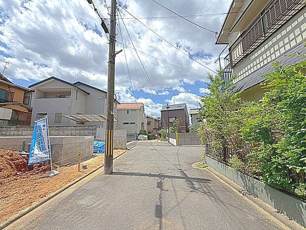 【現地写真】【近鉄伊勢田駅徒歩12分＆JR新田駅徒歩17分！】
徒歩圏内に小学校や公園、買い物施設など子育て世代に嬉しい住環境♪
現地（2026年5月）撮影