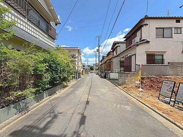 【前道写真】【閑静な住宅街！】
周囲の住宅街とも程よい距離があります。習い事の練習なども安心して取り組めます。
現地（2026年5月）撮影