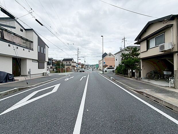 【【スタッフが現地へご案内致します!】】歩道があるため車道との物理的距離が確保されます!お子様の急な飛び出し対策にも!(現地写真:R8.7撮影)