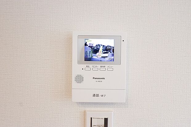 【【TVモニター付きインターフォン】】◆来客者を確認できるＴＶモニター付インターフォン。普段の生活時はもちろん、
お子様が一人でお留守番する際にも安心ですね！
