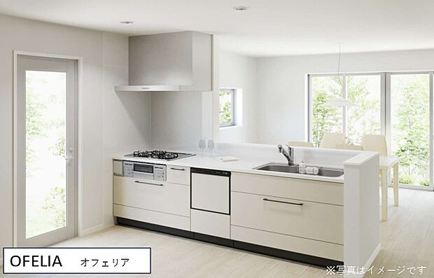 【【ハイパーガラスコートトップ】】壁の油汚れや水ハネもサッとキレイ!マグネットだから取り付け&取り外し自由自在!食器洗浄乾燥機付きで、食後の家族のくつろぎタイムもゆっくり過ごせます。