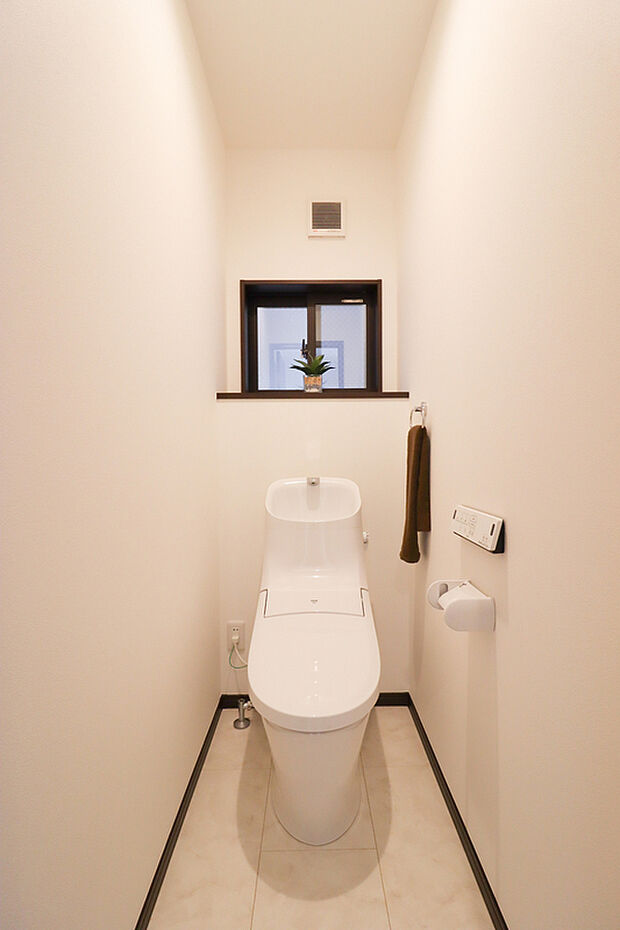 【【ドリームタウンシリーズ施工例:トイレ】】節水型でエコなトイレには、今では当たり前のウォシュレット付き。便座を温める機能もついていて、居心地良くてトイレから出られなくなるかも!換気用に換気扇はもちろん、窓も着いているので常に快適ですね♪