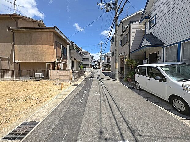 【現地写真:R8.8】ダックス徒歩3分、フレスコ徒歩8分、ローソン徒歩4分と周辺に買物施設が多く、欲しいものによってお店を使い分けることができます!