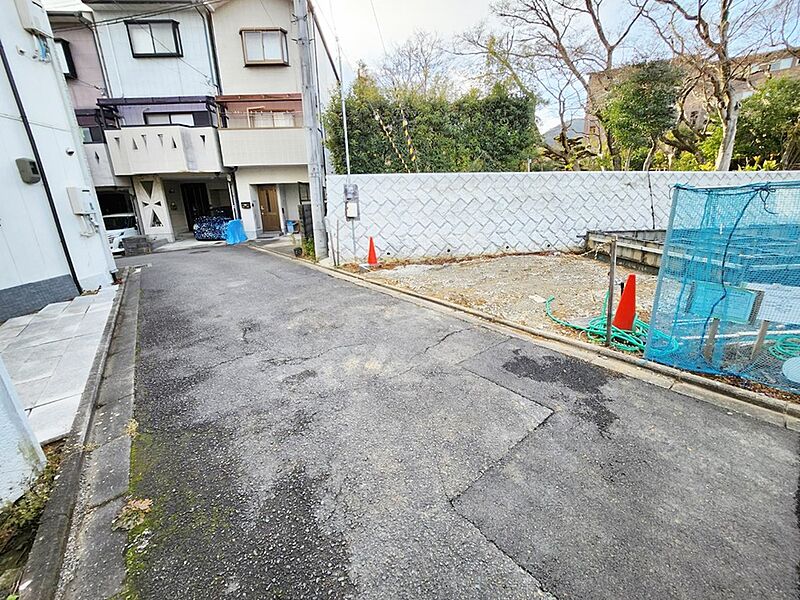 ■前道は車通り少なく、お子様が玄関から急に飛び出した際や、お家の前でお友達と遊んだりする際にも安心です。
現地（2024年4月）撮影