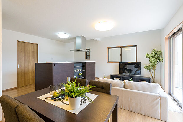 【ドリームタウンシリーズ施工例】現地はもちろん、スーパー・コンビニ・ドラッグストア・小学校・中学校などの位置確認も一緒にご案内させていただきますので、お気軽にお問い合わせくださいませ。