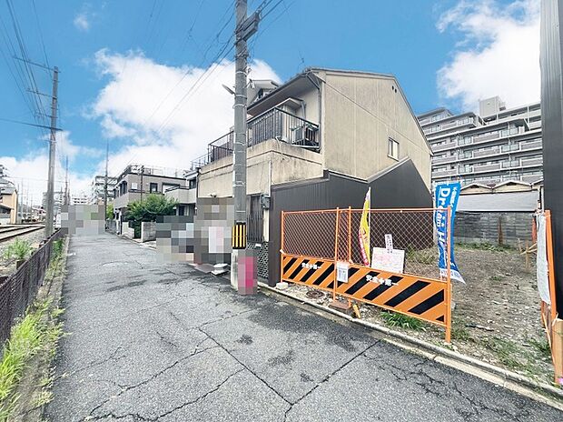 ■現地はもちろん、スーパー・コンビニ・ドラッグストア・小学校・中学校などの位置確認も一緒にご案内させていただきます。現地(2026年7月)撮影