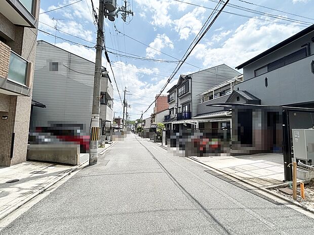 ■前道は車通りが少なく落ち着いた住環境。車の出入りもしやすく、駐車時や乗り降りの際も安心です。小さなお子様のいるご家庭やゆったりとした生活を求める方におすすめの住環境です。現地(2026年7月)撮影