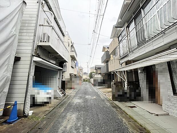 ■前道は車通りが少なく落ち着いた住環境。車の出入りもしやすく、駐車時や乗り降りの際も安心です。小さなお子様のいるご家庭やゆったりとした生活を求める方におすすめの住環境です。現地(2026年7月)撮影