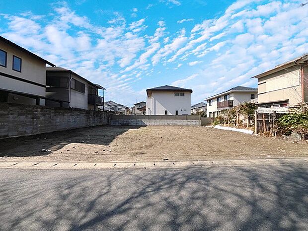 ■閑静な住宅地で子育て家族にピッタリ。毎日のお散歩も快適な緑に恵まれたエリアで、自然に包まれた穏やかな暮らしを実現するための、ゆとりある住環境が整っています。現地（2026年2月）撮影