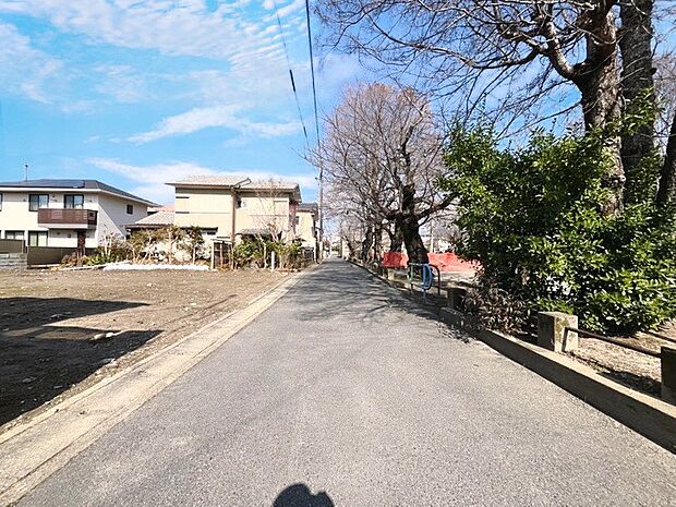 ■生活利便性が身近に揃うエリア。落ち着いた住環境でありながら、通勤・通学に便利な立地です。暮らしやすさと立地の良さを兼ね備えた、住まいづくりに適した立地です。現地（2026年2月）撮影