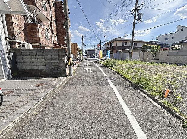 ■前道は車通りが少なく、お子様の急な飛び出し時や、外で遊ぶ際も安心です。子育て世帯からゆったり暮らしたい方まで幅広くおすすめです。現地(2026年5月)撮影