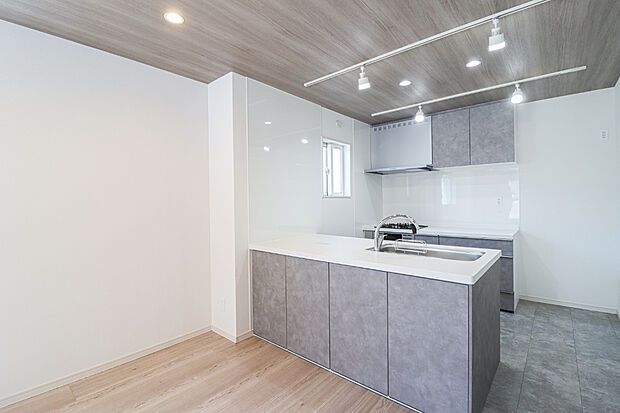 【【1号地:キッチン】】対面キッチンなのでご家族の様子を見ながら家事ができます。【室内(2025年7月)撮影】