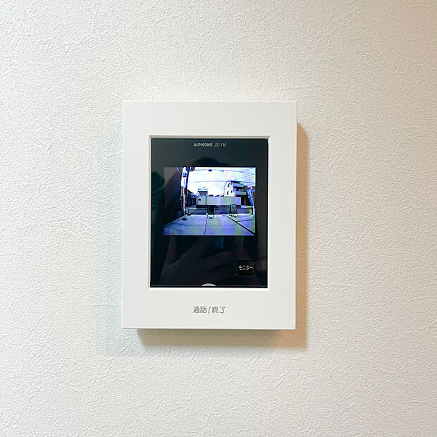 【【TVモニター付きインターフォン】】■来客者を確認できるＴＶモニター付インターフォン。普段の生活時はもちろん、お子様が一人でお留守番する際にも安心ですね。