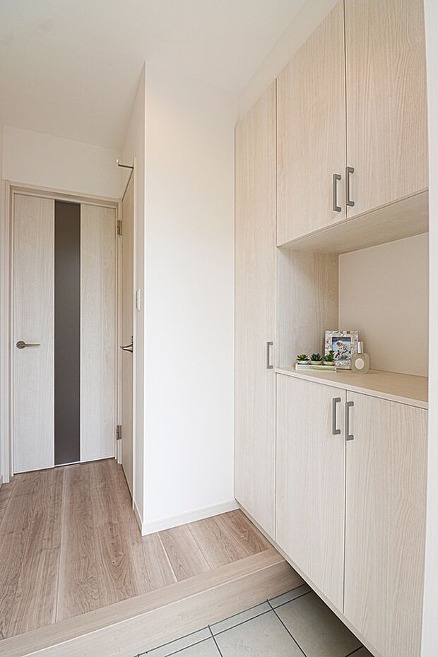 【玄関】【ドリームタウンシリーズ施工例】
たっぷりの靴もスッキリ収納可能なシューズボックス付きの玄関。