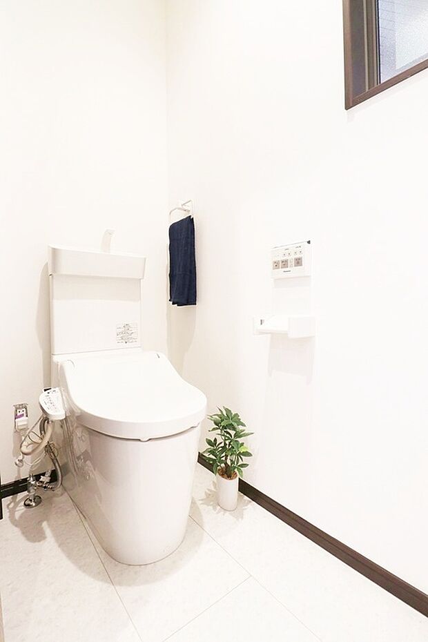 【【ドリームタウンシリーズ施工例】】■部屋とトイレの寒暖差によるヒートショックが心配な方の健康を守るうえでも、便座の温度設定は温水洗浄便座に付随するうれしい機能の1つです。