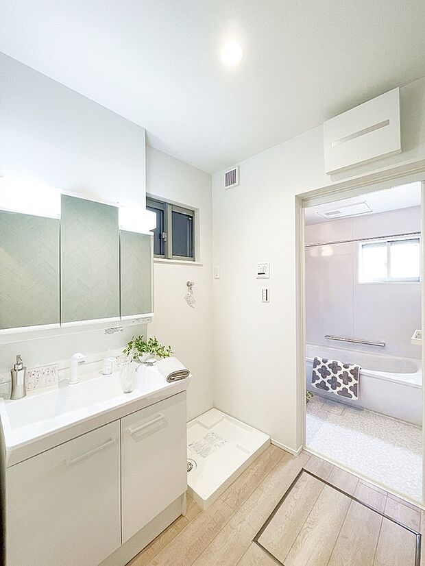 【【ドリームタウンシリーズ施工例】】■使い勝手の良い鏡裏収納付3面鏡型の独立洗面化粧台。ご家族そろって身支度可能なゆとりの洗面スペースで、朝の身支度もスムーズに。