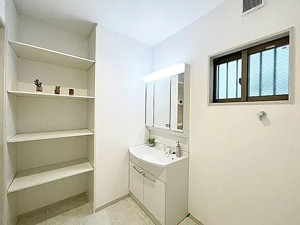 【【ドリームタウンシリーズ施工例】】■使い勝手の良い鏡裏収納付3面鏡型の独立洗面化粧台。ご家族そろって身支度可能なゆとりの洗面スペースで、朝の身支度もスムーズに。