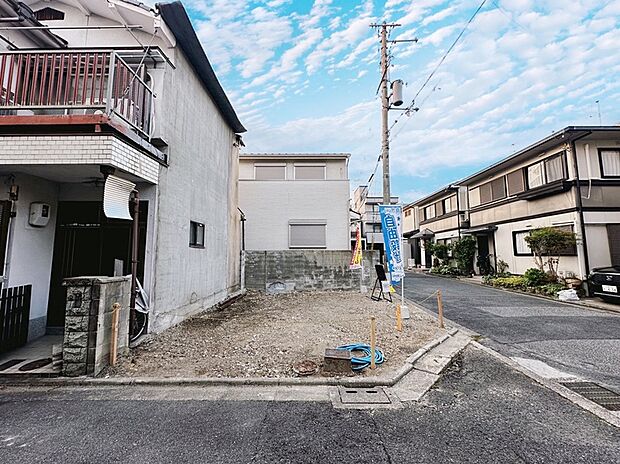【【現地写真】】■角地は日当たりの良さと開放感 が魅力。2方向から光や風を取り込めるため、明るく快適な住まいを実現させやすいです。