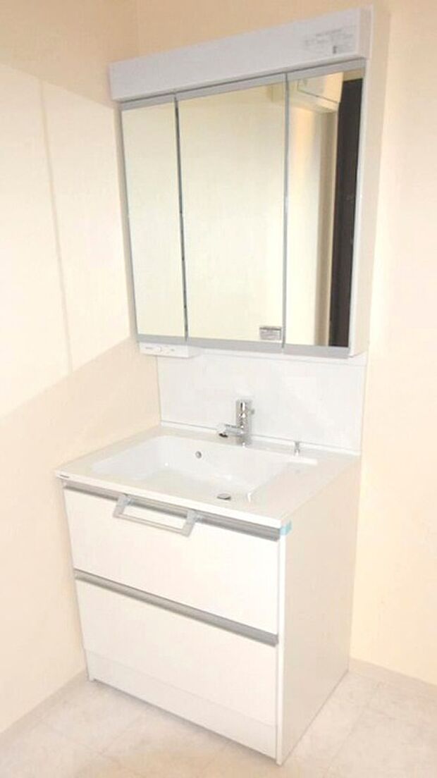 【 【ドリームタウンシリーズ施工例】】◆使い勝手の良い鏡裏収納付3面鏡型の独立洗面化粧台。ご家族そろって身支度可能なゆとりの洗面スペースで、朝の身支度もスムーズに。