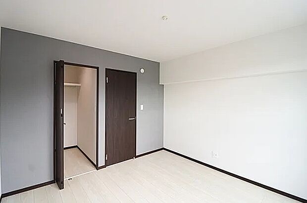 【【ドリームタウンシリーズ施工例】】各お部屋の収納は住みやすさへのこだわりです。部屋が物であふれて散らかるということが少なくなり、スッキリと片付いた状態を維持することができます。