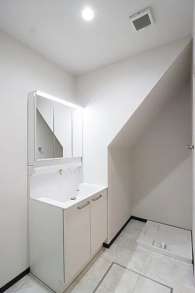 【【ドリームタウンシリーズ施工例】】ご家族そろって身支度可能なゆとりの洗面スペースで、朝の身支度もスムーズに。室内干しも可能です。タオル類もスッキリ収納可能なキャビネット付き。