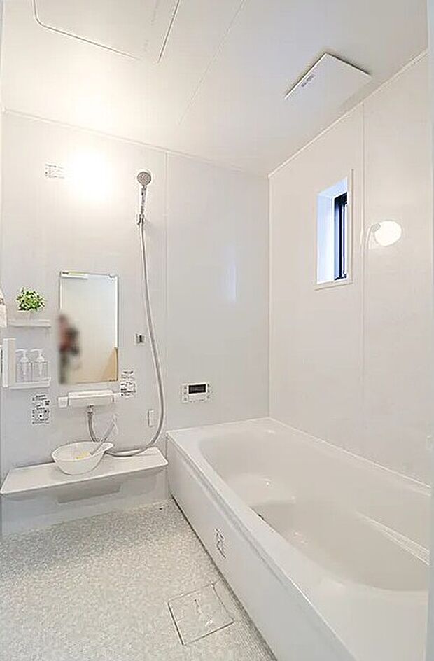 【【ドリームタウンシリーズ施工例】】■浴室暖房乾燥機付きで、花粉の時期や雨の日が多い梅雨の時期も安心です。また、冬のヒートショック対策にも。大人の方でもゆったり足がのばせます。洗面スペースと分かれており、家族みんなが使いやすい設計です。