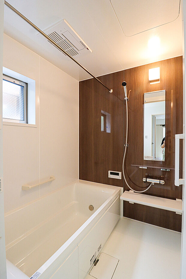 【【ドリームタウンシリーズ施工例】】■浴室暖房乾燥機付きで、花粉の時期や雨の日が多い梅雨の時期も安心です。また、冬のヒートショック対策にも。大人の方でもゆったり足がのばせます。