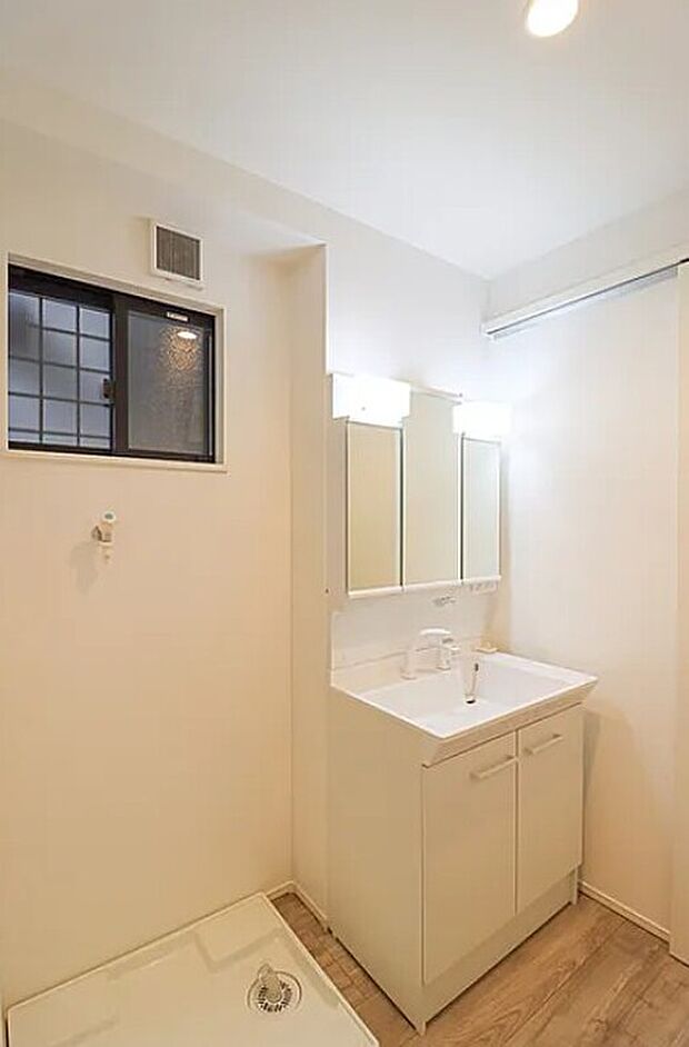 【【ドリームタウンシリーズ施工例】】◆使い勝手の良い鏡裏収納付３面鏡型の独立洗面化粧台。ご家族そろって身支度可能なゆとりの洗面スペースで、朝の身支度もスムーズに。